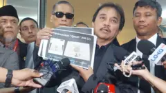 Pakar Telematika Roy Suryo dan anggota Tim Pembela Ulama dan Aktivis (TPUA) tiba di Bareskrim Polri untuk menghadiri gelar perkara khusus terkait dengan dugaan ijazah palsu Presiden ke-7 RI Joko Widodo (Jokowi), Rabu (9/7/2025).(Shela Octavia)
