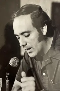 Carlos Alberto Montaner, joven, ante un micrófono.