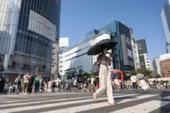 Uma mulher atravessa a faixa de pedestres em Tóquio