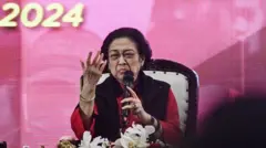 Ketua Umum DPP PDI Perjuangan (PDIP) Megawati Soekarnoputri memberikan pidato untuk pembekalan bagi relawan di acara Rakornas relawan se-Jawa di Jakarta, senin (27/11/2023).