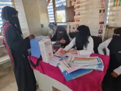 يقول العاملون في بعض العيادات إن مخزون الدواء قليل للغاية ولا يتناسب إطلاقا مع أعداد المرضى واحتياجاتهم