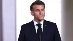 मैक्रों