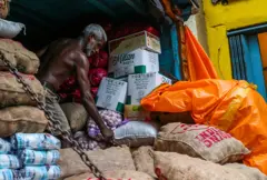 දින 05ක බැංකු නිවාඩුවක් ද සමගින්, දේශීය ණය ප්‍රතිව්‍යුගතකරණය කිරීමේ ක්‍රියාවලිය මේ සතිය තුළ ක්‍රියාත්මක කිරීමට රජය සූදානම් වෙයි. මෙමගින්  බැංකුවල තැන්පත්කරුවන්ට සහ විශ්‍රාමිකයින්ගේ අරමුදල්වලට බලපෑමක් වෙතැයි ඇතැම් පාර්ශව බිය පළ කරයි. 