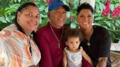 Cassandra y Julia junto a su padre biológico. 