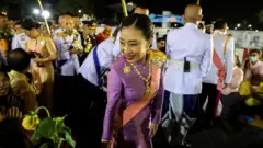 La princesa Bajrakitiyabha saluda en un acto oficial