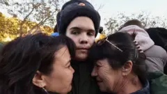 Umurikiri yariko asezera incuti ziwe mu karere ka Crimea kigaruriwe n'Uburusiya imbere y'uko yinjira mu gisirikare c'Uburusiya 
