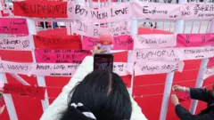 Fãs da boy band de K-pop BTS compartilham um momento antes do show de retorno da boy band de K-pop BTS em 20 de março de 2026 em Seul, Coreia do Sul.