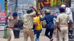 पटना में प्रदर्शनकारियों पर पुलिस ने लाठीचार्ज किया