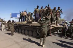 جنود من الجيش السوداني يحتفلون بتحرير الجيش لمصفاة نفط في شمال بحري بالسودان قبل أيام