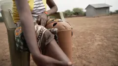 ማይ ክትቀድሕ እግራ ብሓርገጽ ዝተቖረጸ ኬኒያዊት