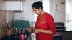 घरकाम करणारी महिला