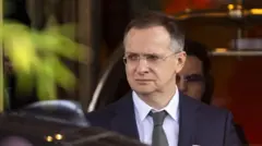 Мединский выходит из здания, где его ждет машина.