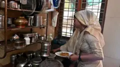 রান্নাঘরে কাজের ফাঁকেই বিবিসিকে সাক্ষাতকার