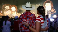 人們在華盛頓國家廣場觀看美國總統唐納德·特朗普（Donald Trump）出席的美國獨立日集會上的煙花表演。（4/7/2026）