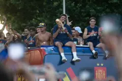 El capitán de España, Rodri Hernández, sostiene el trofeo de la Copa del Mundo durante el desfile de celebración de la selección española tras su triunfo en el Mundial de 2026, el 20 de julio de 2026 en Madrid, España.