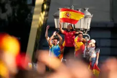Aficionados muestran su apoyo durante el desfile del trofeo de la Copa Mundial de la FIFA 2026 el 20 de julio de 2026 en Madrid, España.