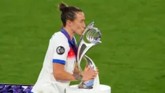 Lucy Bronze kupayı öperken. 