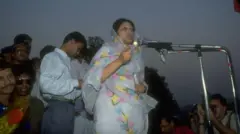 ১৯৯১ সালের নির্বাচনের আগে এক জনসভায় খালেদা জিয়া, পেছনে তারেক রহমানকে দেখা যাচ্ছে