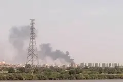 صورة التقطت من أم درمان تظهر سحب الدخان المتصاعد جراء القتال الدائر في شمال الخرطوم