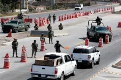 Militares em um posto de controle rodoviário em Jalisco