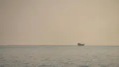 洋上に船が浮かんでいる