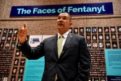 Ray Donovan, exjefe de operaciones de la DEA, delante de varias fotos bajo un cartel que dice "las cara del fentanilo".