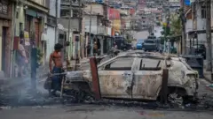 या कारवाईमध्ये अलेमाओ आणि पेन्हा फावेला कॉम्प्लेक्समधील कोमांडो व्हर्मेल्हो (रेड कमांड) टोळीला लक्ष्य करण्यात आलं