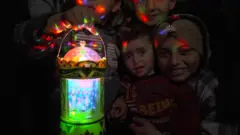 نازحون في غزة ومعهم فانوس مضيء