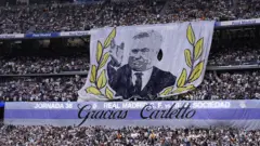 Banner de Carlo Ancelotti em um estádio.