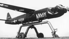 مُسيرة عسكرية أمريكية يتم توجيهها بالراديو- صورة أرشيفية من ستينيات القرن الماضي