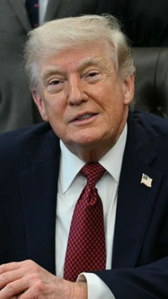  இரானின் கடைசி மன்னரின் மகன் மீது வீசப்பட்ட திரவம் 