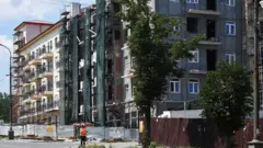 Відбудова зруйнованого будинку в Маріуполі