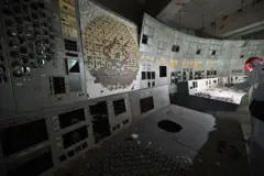 Visitante da central nuclear de Chernobyl grava na sala de controle do bloco 4 destruído da usina