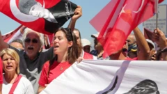 Özgür Özel'in İzmir mitingine katılanlar, çok sayıda türk bayrağı var.