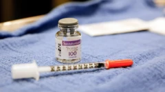 Seringa e vidro pequeno de botox