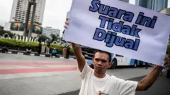 Pegawai Bawaslu mensosialisasikan pemilu antipolitik uang di kawasan Bundaran HI, Jakarta, Minggu (4/2/2024). 