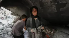 Женщина с ребенком в Газе