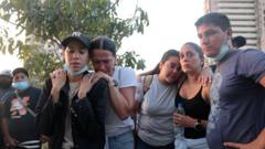 "Hay olor... ya se están sintiendo los fallecidos": la desolación en La Guaira mientras esperan más ayuda en medio de la devastación