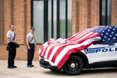 از چهار افسر پلیس که در حین انجام وظیفه در کارولینای شمالی جان خود را از دست دادند به دلیل «اقدامات قهرمانانه» تجلیل شده است.