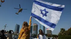 Helicóptero transportando reféns, após acordos de libertação ocorridos no final de 2023 e em janeiro de 2025.