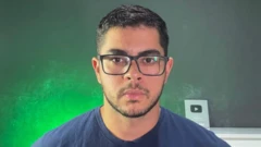 Henrique Batista com placa do YouTube atrás