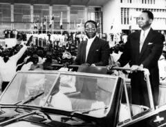 Le nouveau président élu du Sénégal, Léopold Sédar Senghor (à gauche), et le président du Conseil, Mamadou Dia (à droite), défilent devant l'Assemblée générale, le 5 septembre 1960 dans les rues de Dakar.