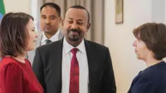 የጀርመን የውጭ ጉዳይ ሚኒስትር አናሌና ቤርቦክ፣ ጠቅላይ ሚኒስትር ዐቢይ አሕመድ እና የፈረንሳይ የውጭ ጉዳይ ሚኒስትር ካትሪን ኮሎና ከጀርባ የውጭ ጉዳይ ሚኒስትር ዲኤታ አምባሳደር ምስጋኑ አረጋ 