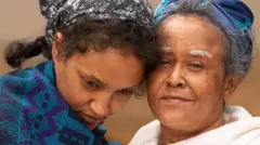 የእረኛዬ ድረማ ተዋንያን ከሆኑት መካከል ድርብ ወርቅ ሠይፉ (እማ ቸርነት) እና ሳያት ደምሴ (እናና)