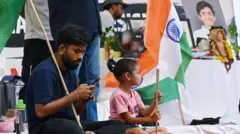 अभिजीत दीपके जंतर मंतर में मंच पर