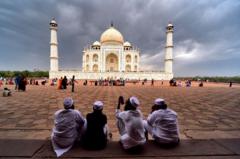 Les visiteurs musulmans observent la beauté du Taj Mahal avant que la pluie ne commence à tomber.