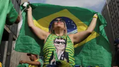 Mulher com blusa com rostojogar lotofácil pelo celularBolsonaro e ergue bandeira do Brasil 