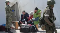 "Азовсталь" заводунан куткарылып, орус көзөмөлүндөгү Безыменное айылына жеткирилгендер, 1-май 2022