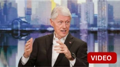 காணொளி: எப்ஸ்டீன் கோப்புகளில் தனது புகைப்படம் குறித்து விளக்கமளித்த பில் கிளிண்டன்