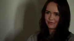 Irena Terekh, de Fire Point, com um fundo branco, cabelos longos e pretos e um suéter cinza.